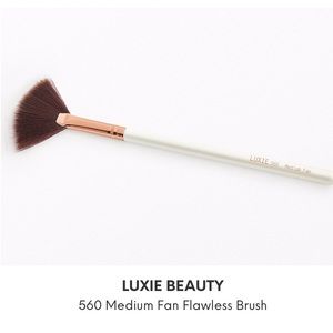 Luxie Beauty 560 Medium Fan Flawless Brush